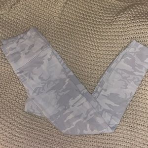 Lululemon size 8 wonder under legging 7/8 length white camo